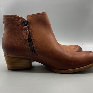 🥾 NWT Clarks Tan Booties Size 6 NOT FOR SALE